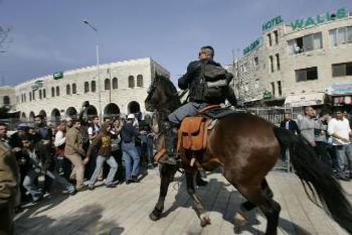 Η ισραηλινή αστυνομία, ενώ καταστέλλει Παλαιστίνιους στην παλιά πόλη της Ιερουσαλήμ