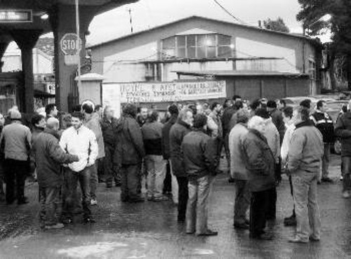 Εργαζόμενοι της ΑΓΕΤ περιφρουρούν την πύλη του εργοστασίου στη Χαλκίδα, στα πλαίσια των κινητοποιήσεων ενάντια στα σχέδια της πολυεθνικής