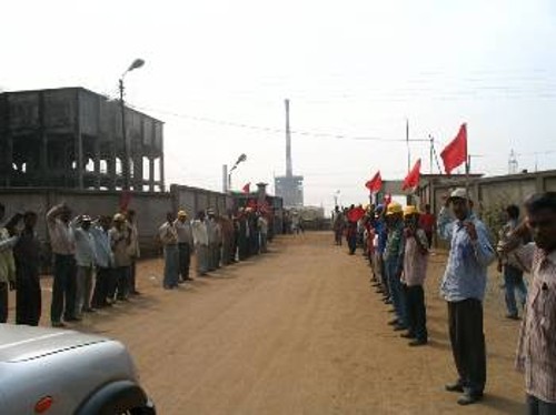 Από την υποδοχή της αντιπροσωπείας του ΚΚΕ σε εργοστάσιο της Δυτικής Βεγγάλης