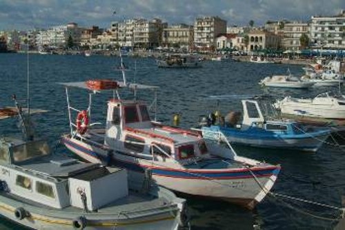 Από τη σύγχρονη πόλη, δε λείπουν τα καΐκια