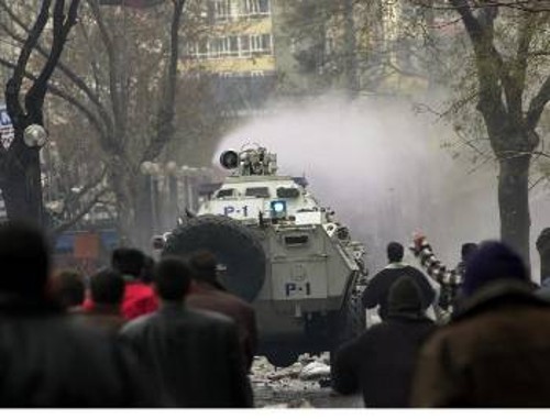Αγκυρα: Οχημα της αστυνομίας ρίχνει δακρυγόνα στους συγγενείς των φυλακισμένων που διαδηλώνουν