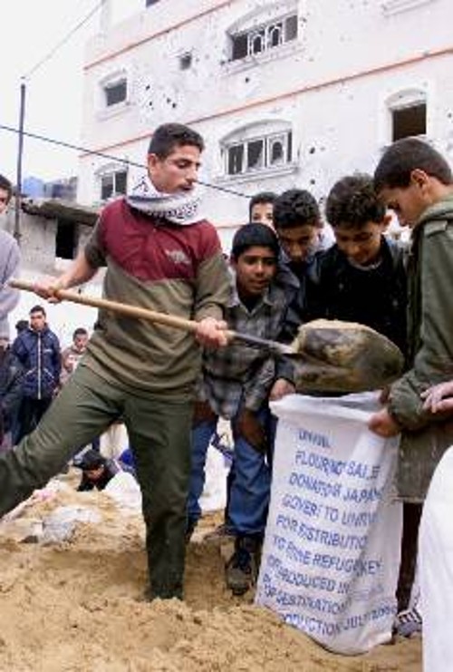 Παιδιά δουλεύουν για να φτιάξουν οχυρώματα ενάντια στις ισραηλινές σφαίρες...