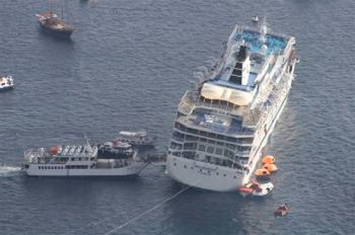 Η επικίνδυνη κλίση στο κρουαζιερόπλοιο είναι εμφανής, καθώς η επιχείρηση διάσωσης βρίσκεται σε εξέλιξη