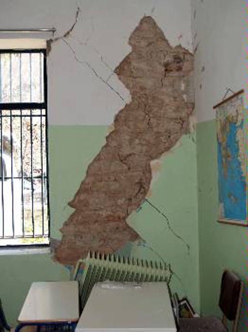 Οι ζημιές (φωτό) στο Γυμνάσιο - Λύκειο στο Δήμο Θέρμου καταδεικνύουν, αν μη τι άλλο, τον πλημμελή έλεγχο του κράτους σε δημόσια κτίρια αλλά και την απουσία της αντισεισμικής θωράκισης της χώρας