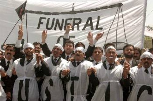 Από τις διαδηλώσεις των Πακιστανών δικηγόρων στη συμβολική «κηδεία της δικαιοσύνης»