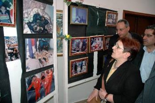 Στην πολύπαθη πόλη της Κάνα, η Αλ. Παπαρήγα, ΓΓ της ΚΕ του ΚΚΕ, ενώ επισκέπτεται το μουσείο με τη μόνιμη φωτογραφική έκθεση από τη σφαγή του 1996