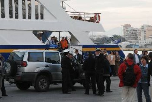 Από την πρωινή περιφρούρηση στο λιμάνι