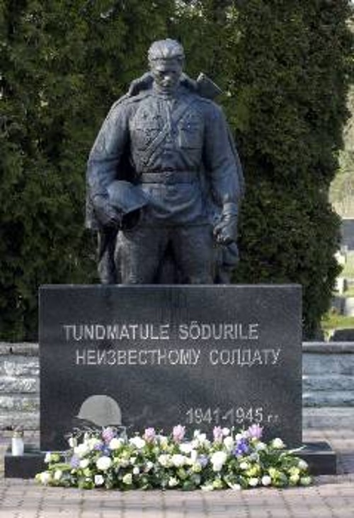 Το αντιφασιστικό μνημείο του σοβιετικού απελευθερωτή, του «Μπρούτζινου Αλιόσα» μεταφέρθηκε από το κέντρο της πρωτεύουσας της Εσθονίας σε στρατιωτικό κοιμητήριο, παρά τις έντονες και συνεχείς διαμαρτυρίες διαδηλωτών. Το μνημείο είχε στηθεί στη μνήμη των 275.000 Σοβιετικών στρατιωτών και παρτιζάνων που έδωσαν τη ζωή τους για την απελευθέρωση από το ναζιστικό ζυγό 