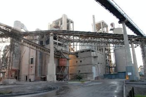 Η «Lafarge» έκλεισε σε μια νύχτα το εργοστάσιο στη Χαλκίδα, επειδή αυτό υπηρετεί καλύτερα την ανταγωνιστικότητά της