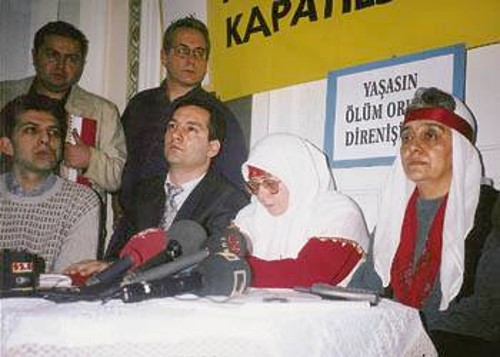 Η «μάμα» μαζί με τις υπόλοιπες μητέρες των απεργών πείνας, δίνουν συνέντευξη Τύπου στα τουρκικά ΜΜΕ