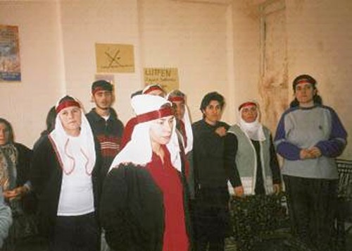 Οσοι από τους συγγενείς και τους φίλους των πολιτικών κρατουμένων κάνουν απεργία πείνας, μέχρι θανάτου, φορούν κόκκινες κορδέλες στο κεφάλι τους
