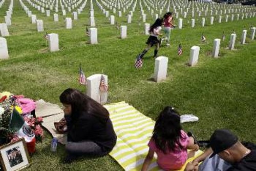 Μεξικανή μετανάστρια, που ο άντρας της έγινε «κρέας» στα ιμπεριαλιστικά κανόνια, στη χτεσινή μέρα μνήμης για τους πάνω από 3.500 στρατιώτες των ΗΠΑ σκοτωμένους στο Ιράκ