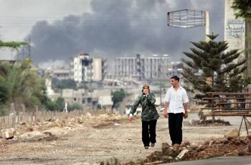 Στο βάθος ο παλαιστινιακός συνοικισμός Ναχρ αλ Μπάρεντ, φλέγεται μετά το σφυροκόπημα του λιβανικού στρατού