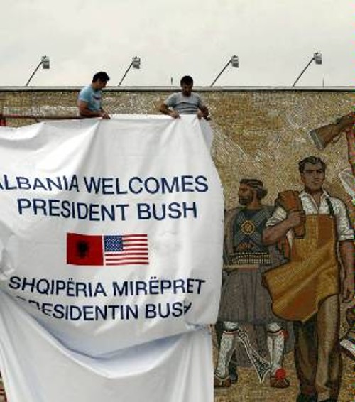 «H Αλβανία καλωσορίζει τον πρόεδρο Μπους» έξω απ' το Μουσείο των Τιράνων...
