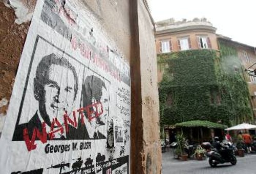 «Καταζητείται», γράφει η εύγλωττη αφίσα στην Ιταλία, που ετοιμάζεται να «υποδεχτεί» αγωνιστικά τον αρχιδολοφόνο