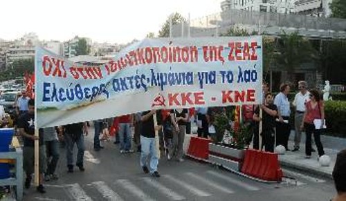 Οι κομμουνιστές ρίχνουν τις μπάρες του λιμανιού, δίνοντας τη δική τους απάντηση στην ιδιωτικοποίηση