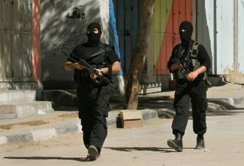 Οπλοφόροι προερχόμενοι από τη «Φατάχ» και τη «Χαμάς» αντιπαρατίθενται στη Γάζα