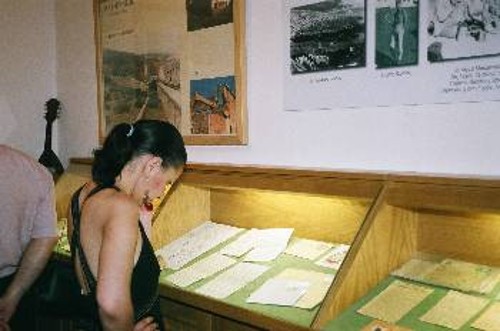 Γράμματα, ποιήματα και άλλα ντοκουμέντα, που γλίτωσαν απ' τη φθορά του χρόνου, κοσμούν το Μουσείο ως αποτυπώματα της ζωής των κρατουμένων