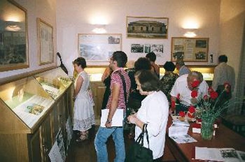 Αποψη από την περιήγηση των επισκεπτών στο Μουσείο κατά τα εγκαίνια