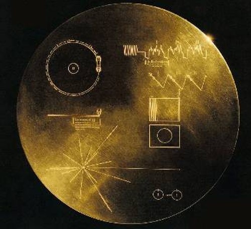 Ο επίχρυσος δίσκος του «Voyager» περιέχει πληροφορίες, εικόνες και ήχους από τη Γη. Η ελπίδα μας είναι κάποιος εξωγήινος πολιτισμός να ανακαλύψει το δορυφόρο και να μάθει για τη μοναχική μας ύπαρξη πάνω στο μικροσκοπικό μας πλανήτη. Θα περάσουν όμως 40.000 χρόνια μέχρι ο «Voyager» προσεγγίσει το επόμενο πλανητικό σύστημα