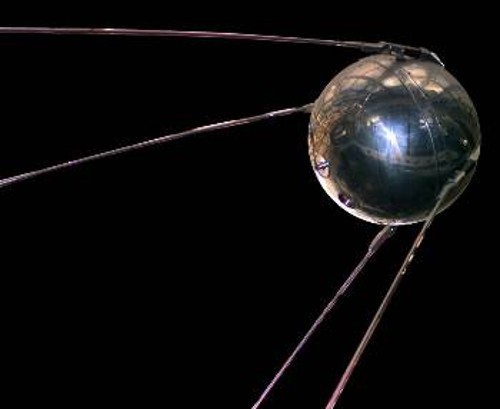 Στις 4 Οκτώβρη 1957, 50 χρόνια πριν, ο σοβιετικός δορυφόρος«Sputnik» ήταν το πρώτο ανθρώπινο αντικείμενο που εκτοξεύτηκε ποτέ στο διάστημα. Αν και με τα σημερινά δεδομένα ο εξοπλισμός του δορυφόρου (ένα θερμόμετρο, δυο ραδιοαναμεταδότες και μια μπαταρία!) ήταν εξαιρετικά φτωχός, ο «Spuntik» εγκαινίασε την εποχή των διαστημικών ταξιδιών