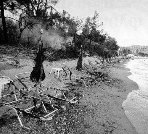 Εκανε κι ένα καλό η φωτιά. Εκαψε τις ξαπλώστρες πάνω στο κύμα... (η φωτ. από τον ΕΛΕΥΘΕΡΟ ΤΥΠΟ)