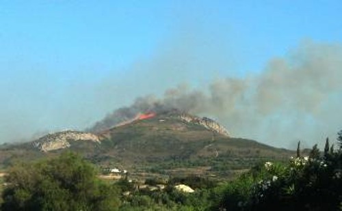 Κινδύνευσαν άνθρωποι από την πυρκαγιά στην Αρχαία Κόρινθο (φωτ.)