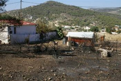 Μέχρι τις αυλές των σπιτιών έφτασε η φωτιά