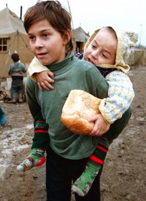 Ο μικρός Τσετσένος κουβαλάει το αδερφάκι του μαζί με το ψωμί της οικογένειας...