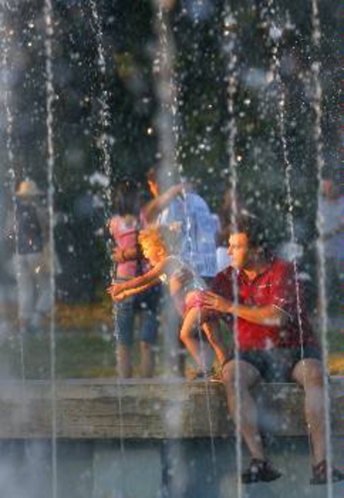 Στα σιντριβάνια βρίσκουν καταφύγιο οι πολίτες της Ρουμανίας