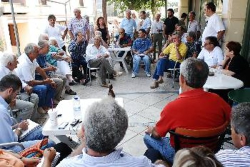 Η Αλέκα Παπαρήγα συζητά με αγρότες και κατοίκους στο χωριό Μαυρίκι