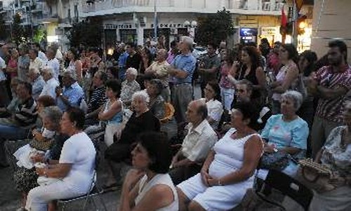 Κάτοικοι του Περισσού, ενώ παρακολουθούν την ομιλία της ΓΓ της ΚΕ του ΚΚΕ