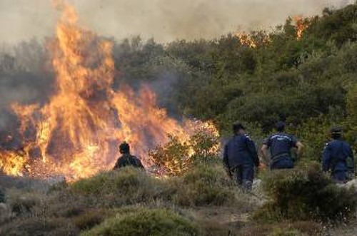 Τα προβλήματα που προκύπτουν από τις ελλείψεις στο Πυροσβεστικό Σώμα, αλλά και τη διαδικασία των μεταθέσεων, καταγγέλλουν συνδικαλιστές πυροσβέστες