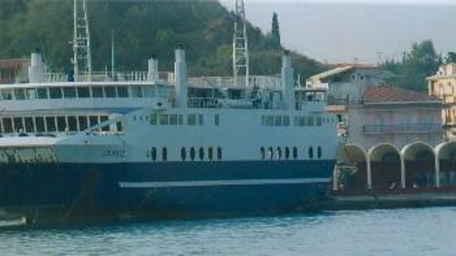 Το επιβατηγό«ΑΧΑΙΟΣ» στο λιμάνι της Κέρκυρας
