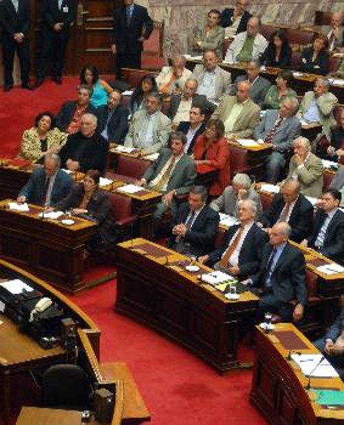 Αριστερά η Κοινοβουλευτική Ομάδα του ΚΚΕ ενώ παρακολουθεί τις εργασίες της Βουλής