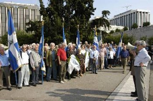 Από τη χτεσινή εκδήλωση των Αντιστασιακών στο Μνημείο του Αγνωστου Στρατιώτη