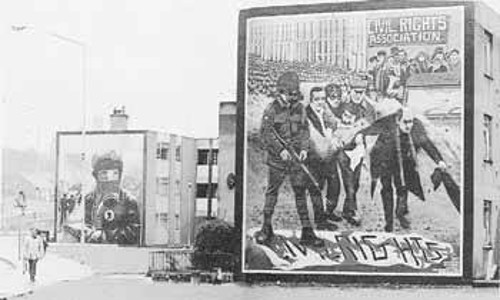Η ανάμνηση της «Ματωμένης Κυριακής» παραμένει πολύ έντονη στη Βόρεια Ιρλανδία, όπως φαίνεται και από τις γιγαντιαίες τοιχογραφίες στο Λοντοντέρι