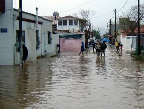 Δεν υπάρχει στρατηγικός σχεδιασμός για την αντιπλημμυρική προστασία στη χώρα και τα έργα που υλοποιούνται, είναι συχνά αποσπασματικά, ελλιπή ή ανεπαρκή σε σχέση με αυτά που χρειάζονται, ενώ εκτελούνται με υδρολογικά δεδομένα της δεκαετίας του '40, τα οποία δεν ισχύουν