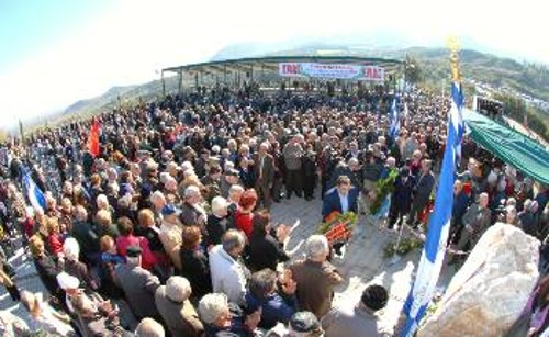 Ο Δ. Κουτσούμπας καταθέτει το στεφάνι του ΚΚΕ στην εκδήλωση του Γοργοπόταμου