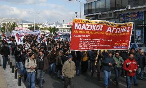 Στιγμιότυπο από την πορεία στον Πειραιά