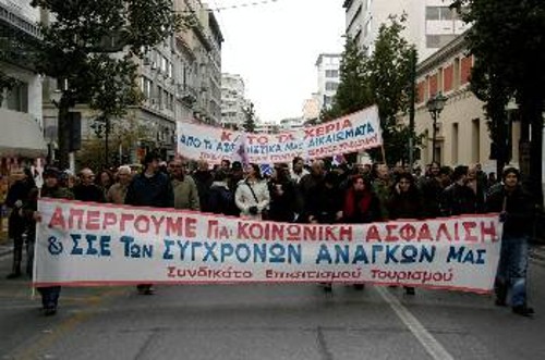 Οι εργαζόμενοι δεν πρέπει να παγιδευτούν από την κινδυνολογία: «Πληρώστε και ξαναπληρώστε, γιατί θα καταρρεύσουν τα Ταμεία». Να πληρώσουν πολιτικά και οικονομικά αυτοί που οφείλουν... Κανένας συμβιβασμός! Αν σήμερα το λαϊκό κίνημα συμβιβαστεί μ' αυτά τα μέτρα, αύριο θα χάσει πολύ περισσότερα