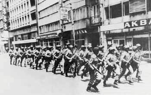 Στρατιωτικές μονάδες, με συνολική δύναμη 10.000 ανδρών, κινούνται προς το εργοστάσιο «Ταρίς» στη Σμύρνη, ενάντια στην επιχείρηση για την ανακατάληψή του από τους εργάτες