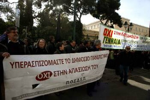 Από περσινή παράσταση διαμαρτυρίας της ΠΟΣΔΕΠ στη Βουλή