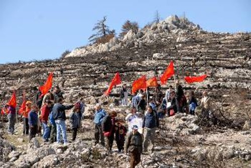 Τα δάση είναι λαϊκή περιουσία και οι εργαζόμενοι πρέπει να παλέψουν ενάντια στην εμπορευματοποίησή τους. (Στιγμιότυπο από την εξόρμηση του ΚΚΕ και της ΚΝΕ στην Πάρνηθα, στο πλαίσιο της καμπάνιας για την προστασία του βουνού)