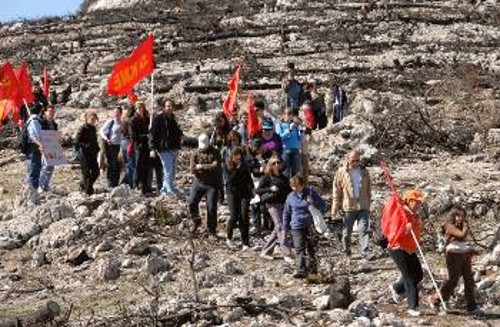 ...για να διασχίσουν στη συνέχεια το καμένο πλέον δάσος!