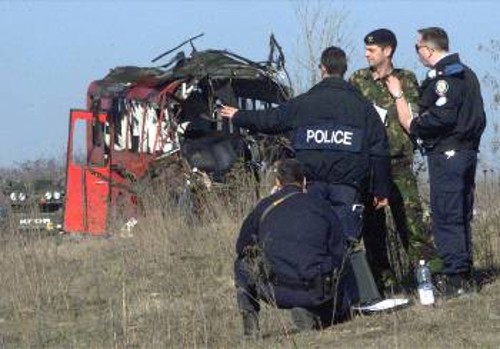 Τα συντρίμμια του λεωφορείου, που εξερράγη στο δρόμο μεταξύ Νις και Πρίστινα