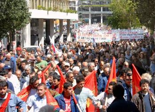 Χιλιάδες εργάτες διαδηλώνουν για ικανοποιητικές Συλλογικές Συμβάσεις. ΝΔ - ΠΑΣΟΚ με τη στήριξη του ΣΥΝ και του ΛΑ.Ο.Σ. προσπαθούν να εκτονώσουν και να αποπροσανατολίσουντους εργατικούς αγώνες