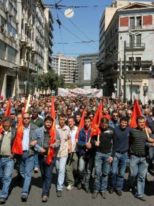 Χιλιάδες εργάτες διαδήλωσαν με τα ταξικά τους συνδικάτα στην Αθήνα. Για την πλειοψηφία των έντυπων μέσων, η απεργία και η συγκέντρωσή τους δεν υπήρξε ποτέ!