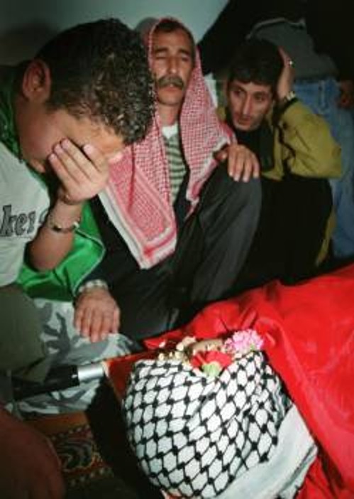 Παλαιστίνιοι θρηνούν τον χαμένο σύντροφό τους από τις ισραηλινές σφαίρες