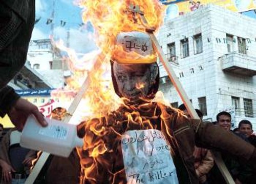 Διαδηλωτές καίνε ομοίωμα του Α. Σαρόν